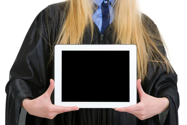 Primer plano en la tableta PC en la mano de la mujer en vestido de graduación — Foto de Stock