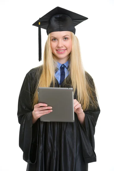 Mujer joven sonriente en vestido de graduación usando tableta pc — Foto de Stock
