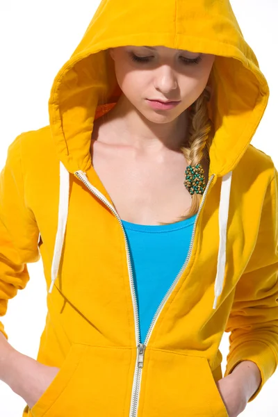 Chica adolescente moderna en suéter con capucha cubierta — Foto de Stock