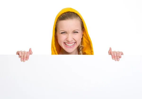 Sonriente adolescente chica mostrando cartelera en blanco — Foto de Stock