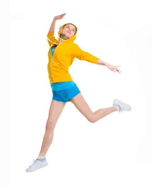 Счастливая девочка-подросток прыгает — стоковое фото