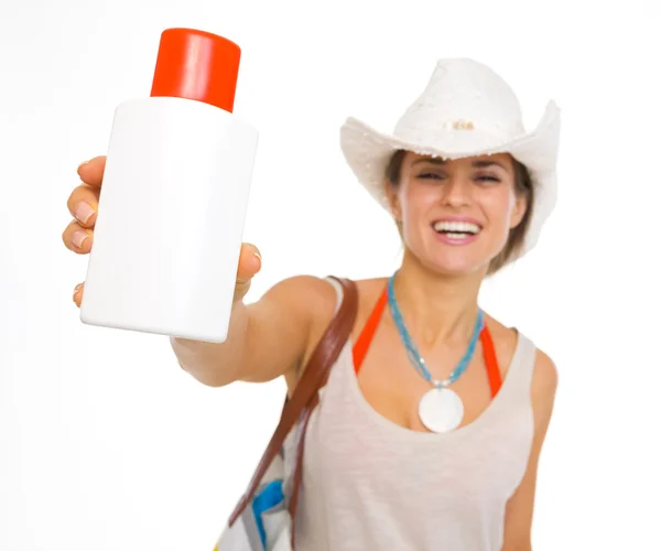 Primer plano en crema protector solar en la mano de la mujer joven playa — Foto de Stock