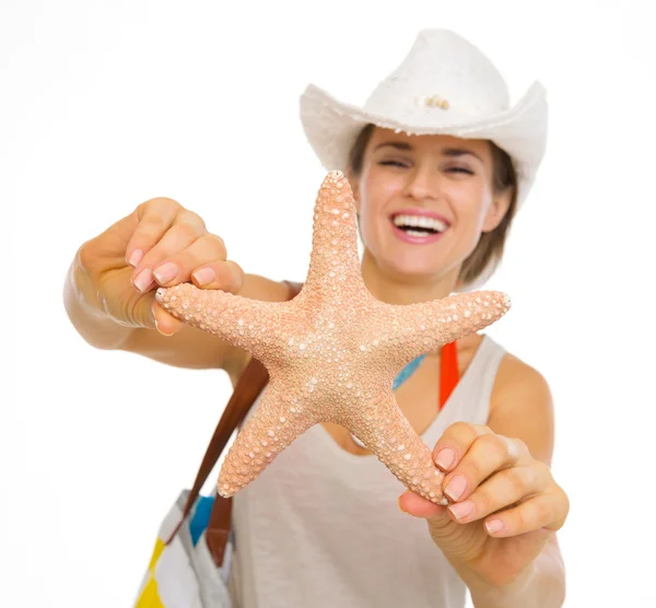 Primer plano en la estrella de mar en la mano de la mujer joven playa — Foto de Stock