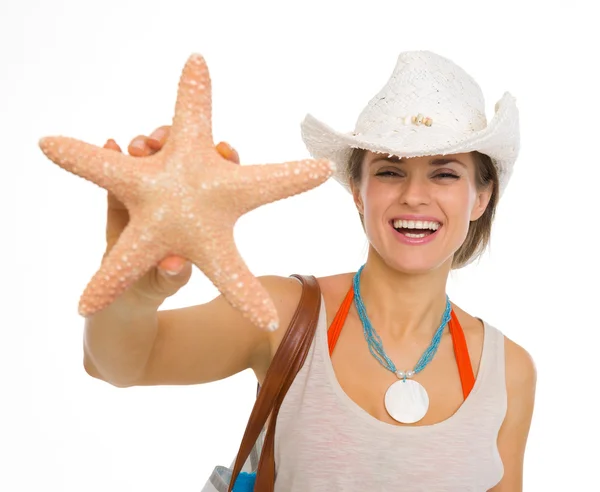 Sorrindo praia jovem mulher mostrando estrela do mar — Fotografia de Stock