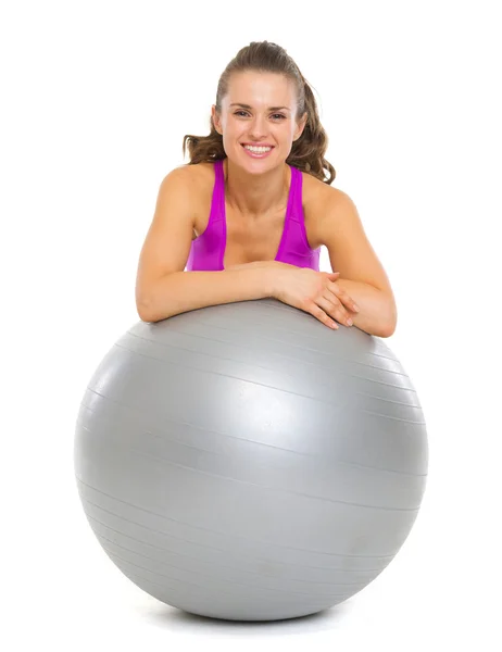 Sonriente mujer joven fitness con pelota de fitness —  Fotos de Stock