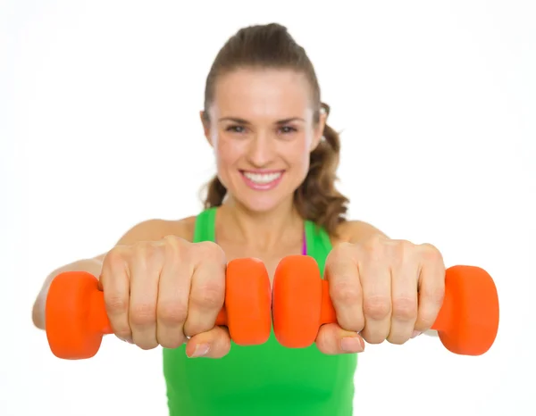 Close-up em halteres na mão de fitness jovem mulher — Fotografia de Stock