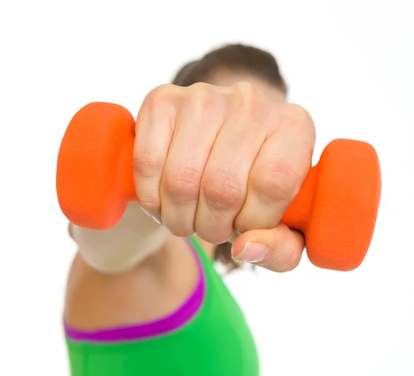 Nahaufnahme an Hantel in der Hand von Fitness-Frau — Stockfoto