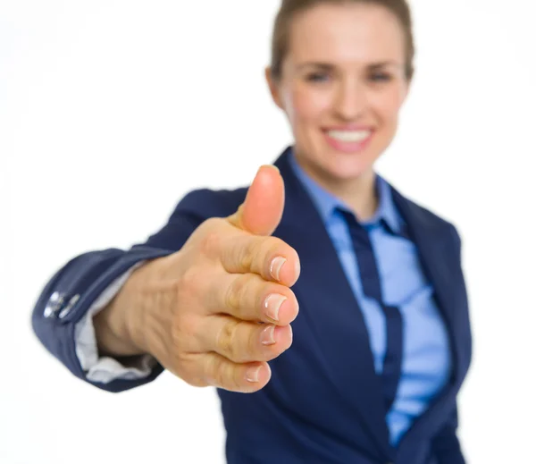 Primer plano de la mujer de negocios feliz estiramiento de la mano para el apretón de manos — Foto de Stock