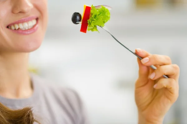 Gros plan sur femme tenant fourchette avec salade — Photo