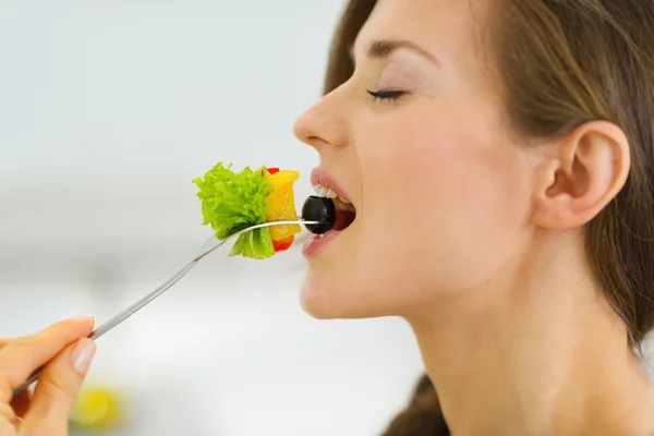 Junge Frau isst frischen Salat — Stockfoto