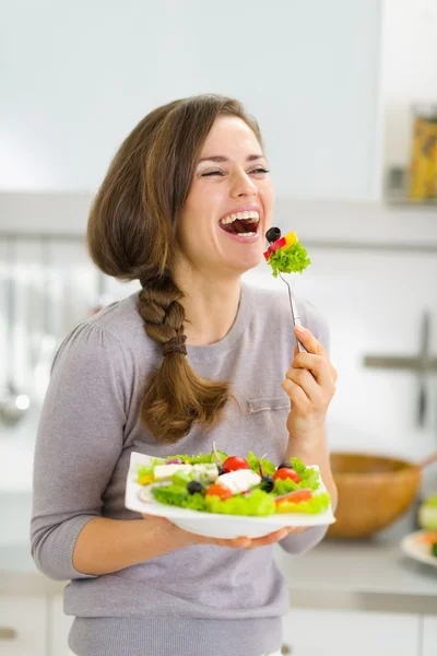 Felice giovane donna mangiare insalata fresca — Foto Stock