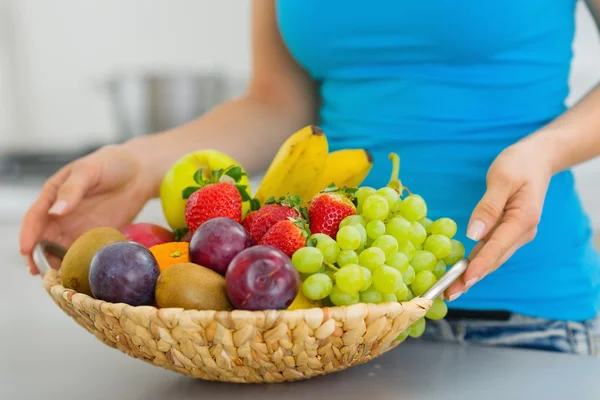Gros plan sur assiette avec des fruits en main de jeune femme — Photo