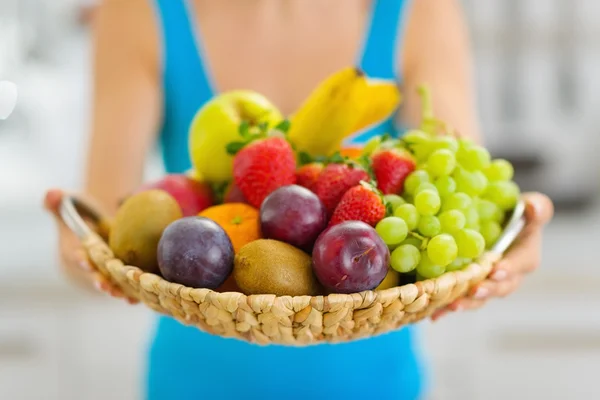 Primer plano en el plato de frutas frescas dando por la mujer —  Fotos de Stock