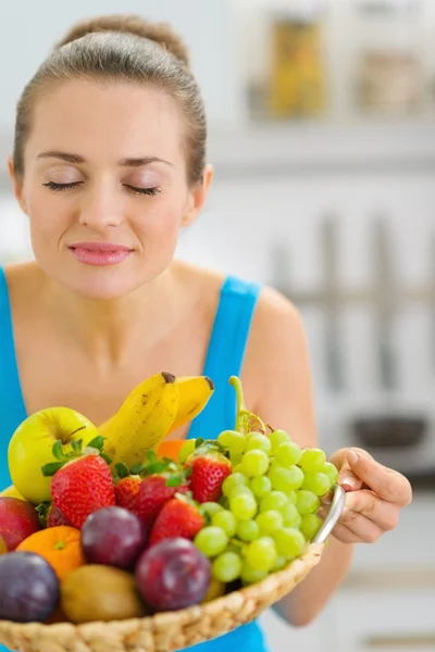Young woman enjoying plate of fresh fruits — Stock Photo, Image