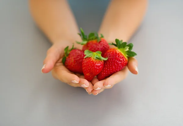 Gros plan sur les mains avec des fraises — Photo