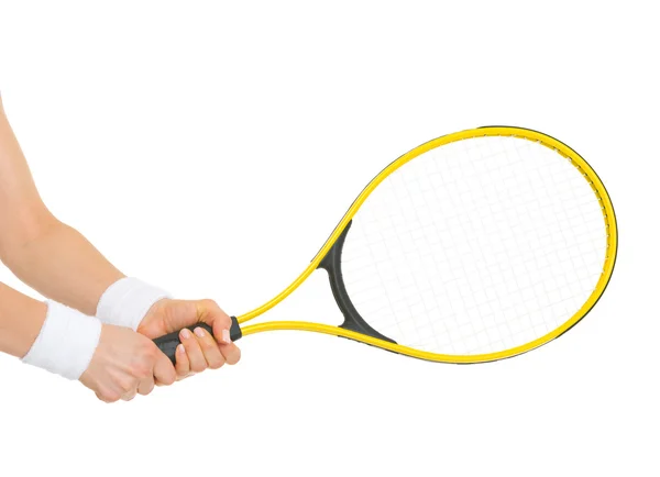 Primer plano de la mano de una jugadora de tenis que sostiene la raqueta — Foto de Stock