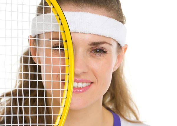 Πορτρέτο του γυναικείου τένις παίκτης με ρακέτα μπροστά από το πρόσωπό — Φωτογραφία Αρχείου