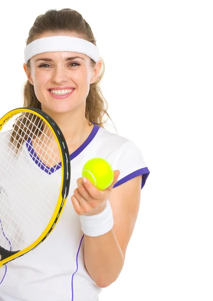 Jugadora de tenis sonriente con raqueta y pelota —  Fotos de Stock