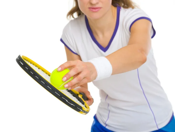 Nahaufnahme auf Servierball einer Tennisspielerin — Stockfoto