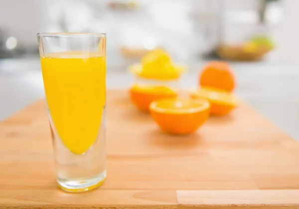 Närbild på glas färskpressad apelsinjuice — Stockfoto