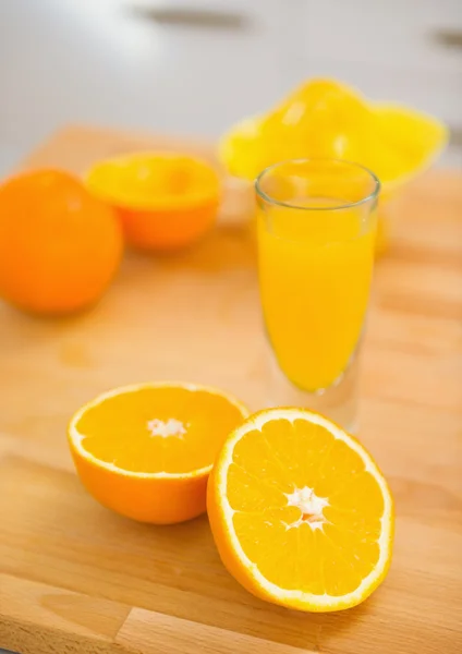 Primer plano sobre naranja cortada en tabla de cortar — Foto de Stock