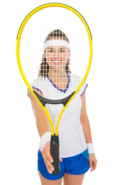 Jugadora de tenis feliz sosteniendo raqueta delante de la cara — Foto de Stock
