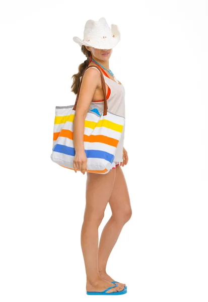 Ganzkörperporträt einer jungen Frau mit Strandtasche — Stockfoto