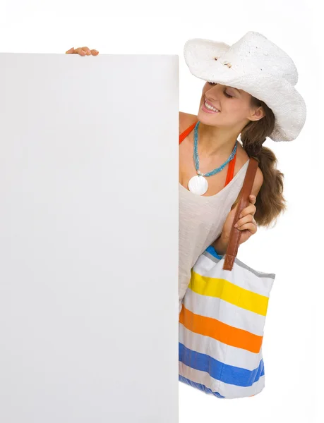 Пляжная молодая женщина смотрит на бланк билборда — стоковое фото