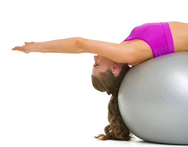 Fitness jovem mulher fazendo exercício na bola de fitness — Fotografia de Stock