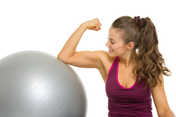 Glückliche Fitness junge Frau überprüft Bizeps — Stockfoto