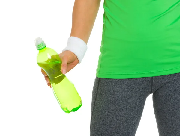 Primer plano de fitness joven mujer sosteniendo la botella de agua — Foto de Stock