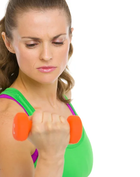 Konsantre fitness genç kadın yapma egzersiz dumbbells ile — Stok fotoğraf