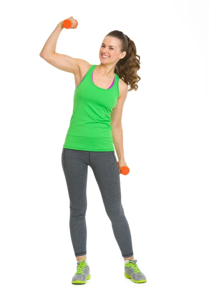 Młoda kobieta szczęśliwy fitness z hantlami Wyświetlono biceps — Zdjęcie stockowe
