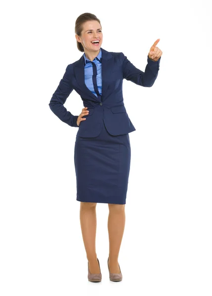 Full längd porträtt av glad affärskvinna pekar på kopia sp — Stockfoto
