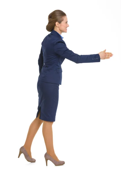 Full längd porträtt av glad affärskvinna sträcker handen för — Stockfoto