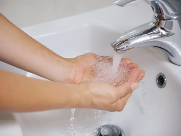 Close-up op vrouw wassen van de handen in gootsteen — Stockfoto