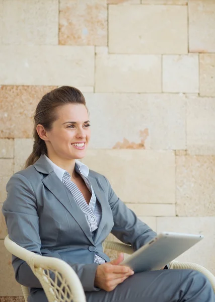 Mulher de negócios feliz com tablet pc sentado no terraço — Fotografia de Stock