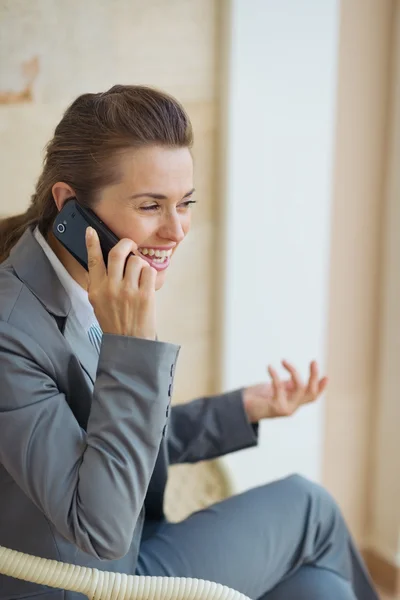 Teras cep telefonuyla konuşurken mutlu bir iş kadını — Stok fotoğraf