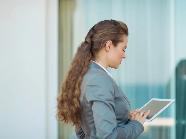 Podnikání žena pracující s počítačem tablet pc — Stock fotografie