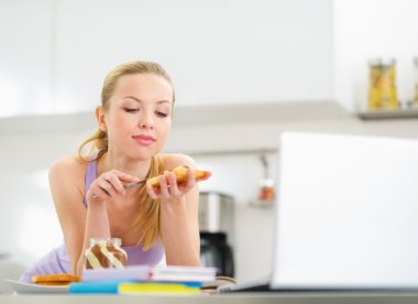 genç kadın okurken tost ile krem çikolata yayıldı.
