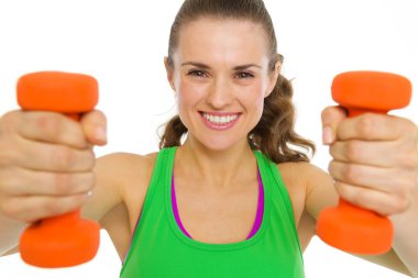 gülümseyen dumbbells ile genç kadın fitness