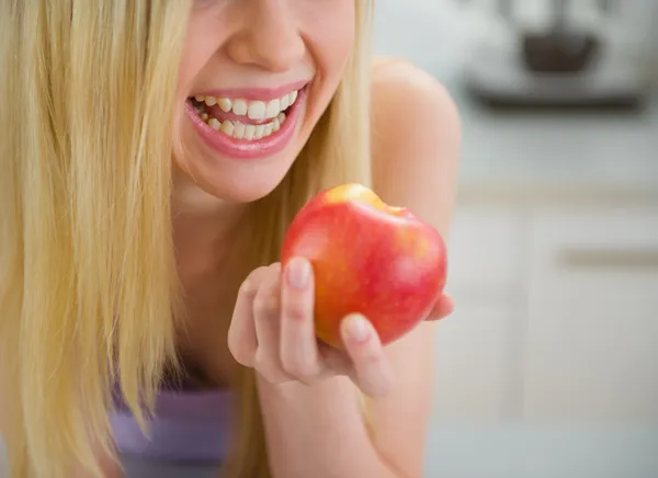 Primo piano sulla ragazza adolescente sorridente mangiare mela — Foto Stock