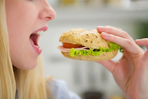 Primo piano sulla ragazza adolescente mangiare hamburger — Foto Stock