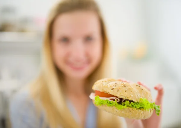 Primer plano en la hamburguesa en la mano de la adolescente — Foto de Stock