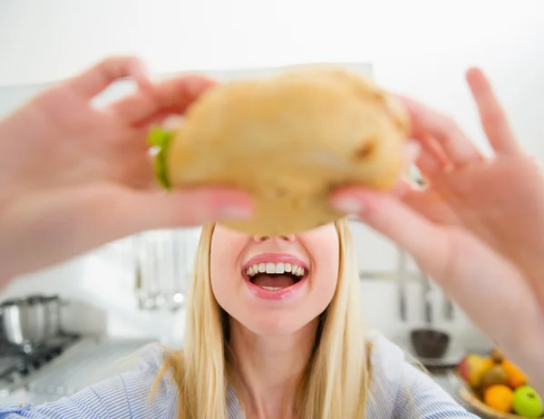 Closeup on teenager girl eating sandwich — Stock Photo, Image