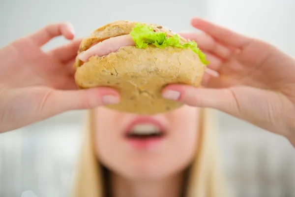 Detailní záběr na dospívající dívku jíst hamburger — Stock fotografie