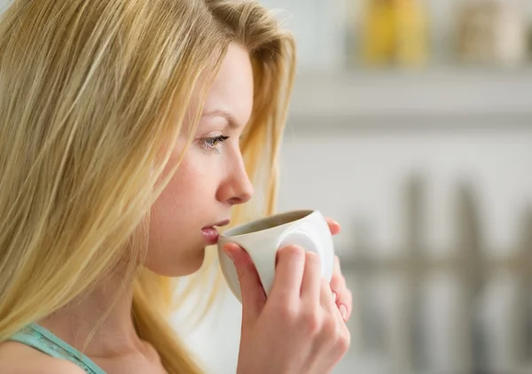 Portret van een jonge vrouw drinken koffie in de ochtend — Stockfoto