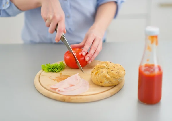 Närbild på ung kvinna gör smörgås i köket — Stockfoto