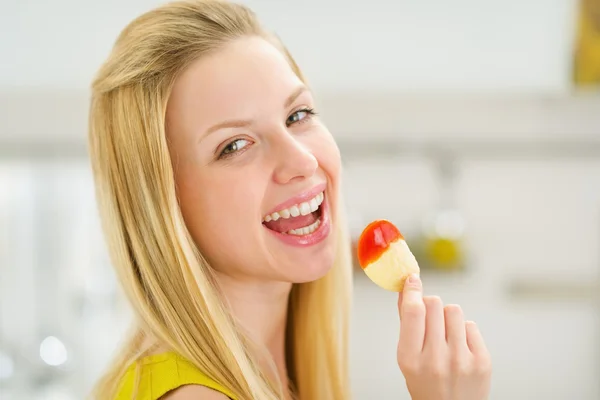 Portrét smějící se dospívající dívka s čipy — Stock fotografie