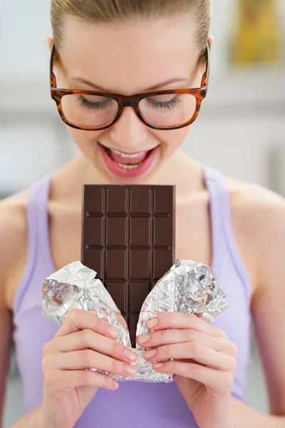 Chica adolescente comiendo barra de chocolate — Foto de Stock